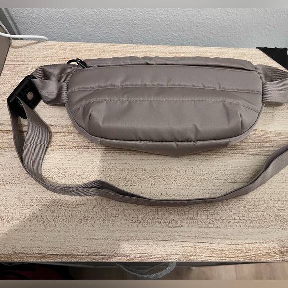 Bellroy Laneway Belt Bag - Picture 2 of 9
